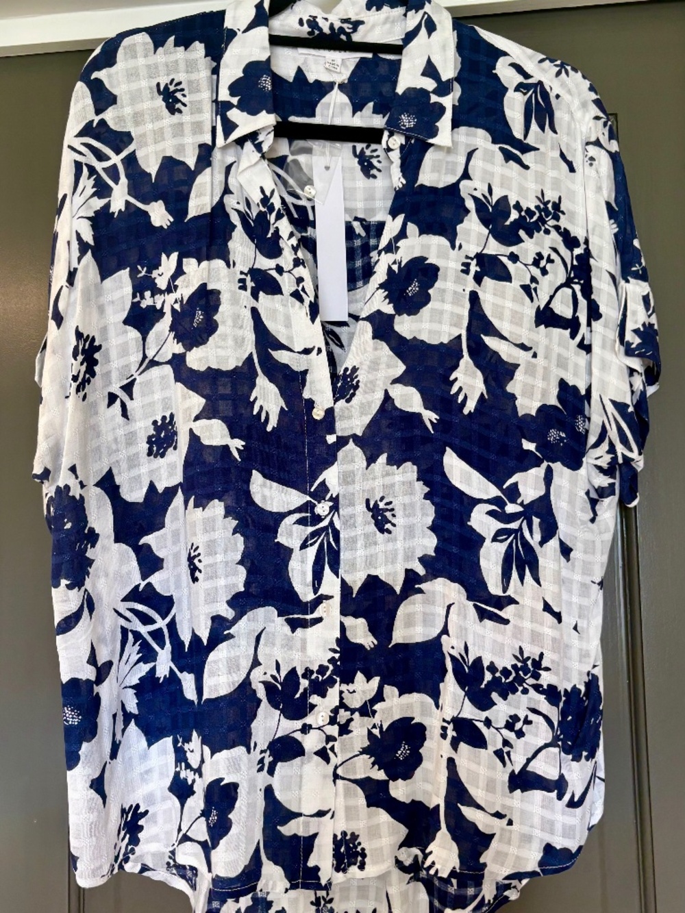Jane + Delancey Navy & White Floral Button-Down Shirt – Size M – New With Tags